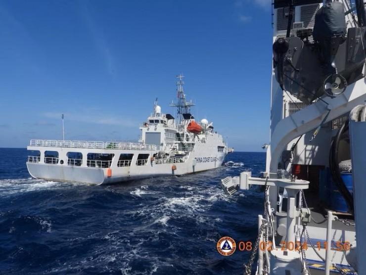 Tàu hải cảnh Trung Quốc và tàu tuần duyên Philippines BRP Teresa Magbanua gần khu vực bãi cạn Scarborough ở Biển Đông ngày 8-2. Ảnh: REUTERS