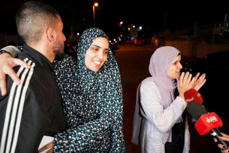 Một gia đình Palestine chào đón người thân được Israel thả về, theo thỏa thuận trao đổi con tin hồi tháng 11-2023. Ảnh: REUTERS