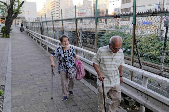 Người Nhật Bản lo ngại những vấn đề tiêu cực có thể gặp phải khi sống tới 100 tuổi. (Ảnh: SCMP)