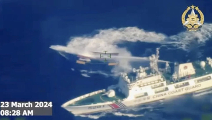 Philippines tung hình ảnh tàu tiếp tế bị tàu Trung Quốc phun vòi rồng vào ngày 23-3 - Ảnh: PCG