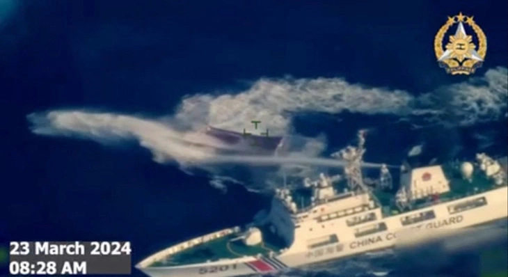 Tàu hải cảnh Trung Quốc phun vòi rồng vào tàu Philippines ở bãi Cỏ Mây ngày 23-3 - Ảnh: AFP