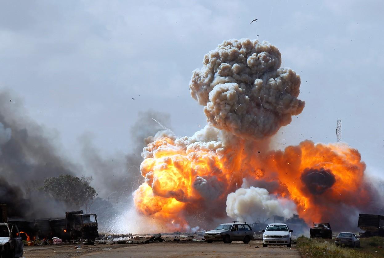 Đoàn xe trung thành với lãnh đạo Libya&nbsp;Muammar Qaddafi bị trúng bom của chiến đấu cơ&nbsp;NATO vào ngày 20/3/2011.