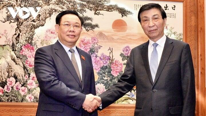 Trong khuôn khổ chuyến thăm, Chủ tịch Quốc hội Vương Đình Huệ đã hội kiến ông Vương Hộ Ninh, Ủy viên Thường vụ Bộ Chính trị Trung ương Đảng Cộng sản Trung Quốc, Chủ tịch Chính hiệp toàn quốc Trung Quốc.