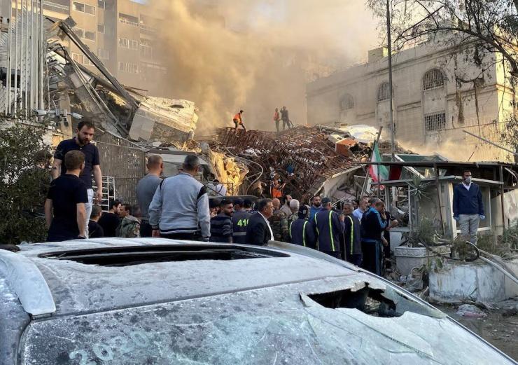 Hiện trường vụ tòa nhà lãnh sự bên trong Đại sứ quán Iran tại Syria trúng không kích hôm 1-4. Ảnh: REUTERS