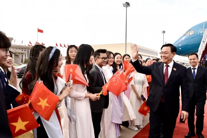Đúng 14h50 (giờ địa phương) ngày 7/4, Chủ tịch Quốc hội Vương Đình Huệ và Đoàn đại biểu cấp cao Việt Nam đã đến Thủ đô Bắc Kinh, bắt đầu chuyến thăm chính thức nước CHND Trung Hoa.