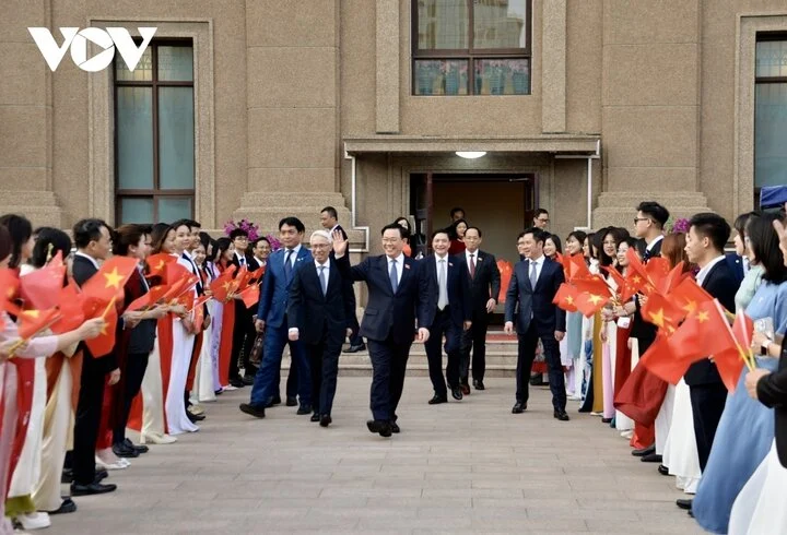 Cũng trong chuyến thăm, Chủ tịch Quốc hội Vương Đình Huệ và Đoàn đại biểu cấp cao Việt Nam đã đến thăm Đại sứ quán Việt Nam tại Bắc Kinh và gặp mặt đại diện cộng đồng người Việt Nam tại Trung Quốc.