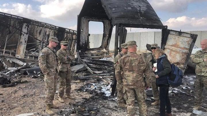 Lính Mỹ đứng giữa thiệt hại tại căn cứ không quân Ain al-Asad, ở Anbar, Iraq sau vụ tấn công bằng tên lửa Iran vào tháng 1/2020. (Ảnh: AP)