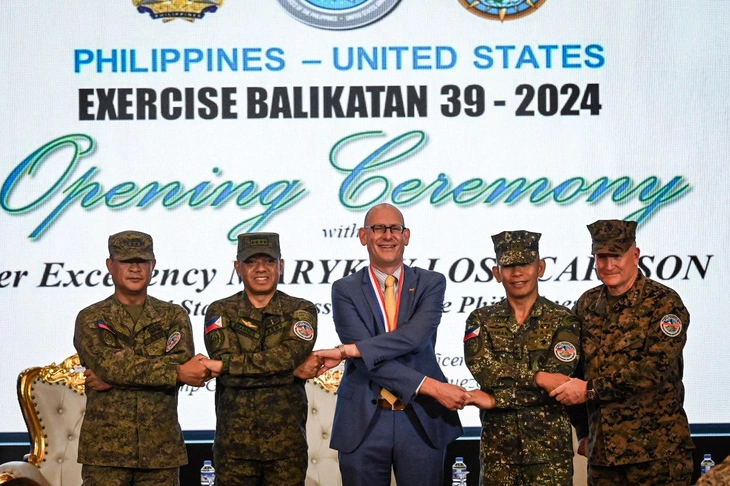 Các chỉ huy quân đội Philippines và Mỹ tham gia buổi lễ chính thức khởi động cuộc tập trận Balikatan 2024 ngày 22-4 ở Manila - Ảnh: AFP