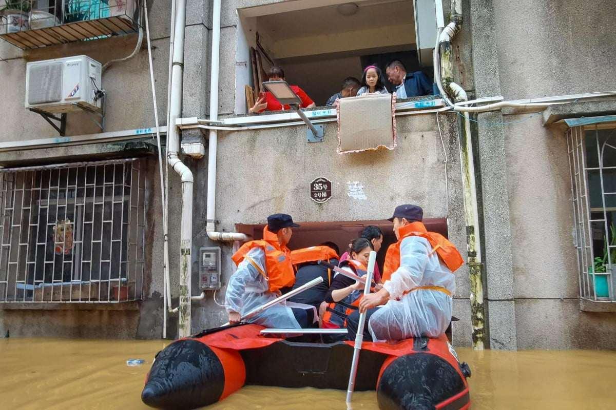 &nbsp;Lực lượng cứu hộ lũ lụt ở tỉnh Quảng Đông (ảnh: SCMP)