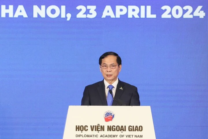 Bộ trưởng Ngoại giao Việt Nam Bùi Thanh Sơn phát biểu chào mừng.