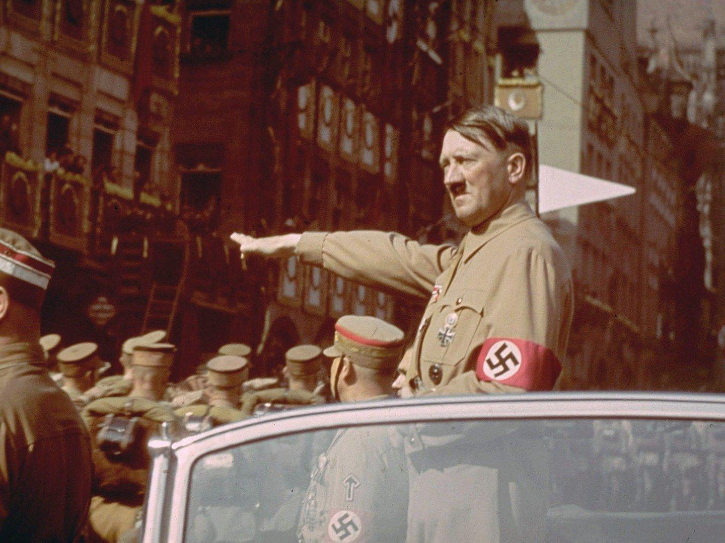 Hitler – trùm phát xít siêu giàu (ảnh: Grunge)