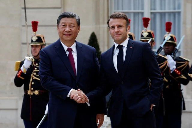 Tổng thống Emmanuel Macron (phải) tiếp Chủ tịch Tập Cận Bình tại Paris vào ngày 6.5