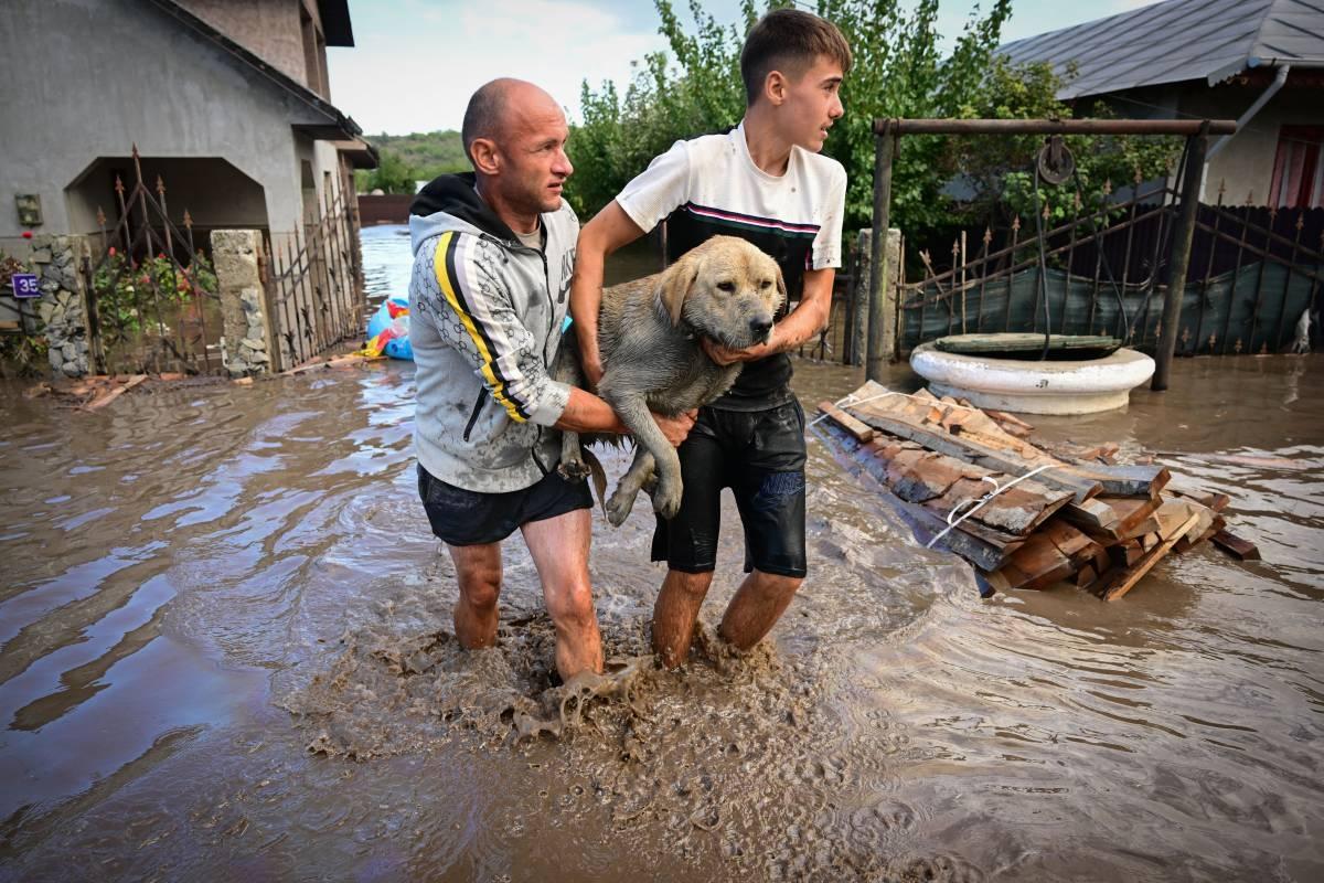 “Cơn mưa tồi tệ nhất thế kỷ" càn quét 1 châu lục: Toàn bộ bị tàn phá tạo nên cảnh tượng kinh hoàng - Ảnh 7.