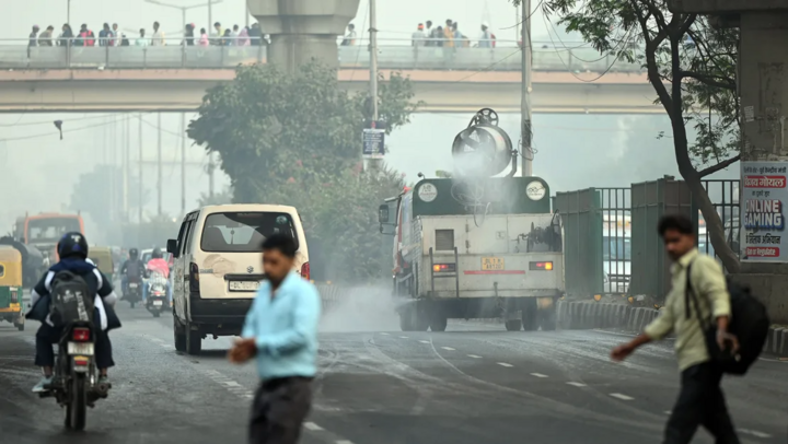 Xe tải phun nước làm lắng bụi ở Delhi ngày 19/11. (Ảnh: Getty Images)