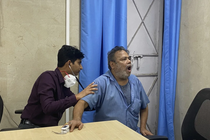 Deepak Rajak, người bị hen suyễn nặng hơn trong những tuần gần đây vì không khíô nhiễm ở New Delhi, Ấn Độ. (Ảnh: CNN)