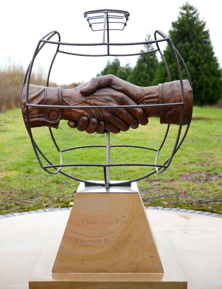 Bức phù điêu đặt tại Vườn tưởng niệm Quốc gia ở Staffordshire, Anh, tưởng nhớ về Thỏa thuận đình chiến Giáng sinh năm 1914. (Ảnh: Getty Images)