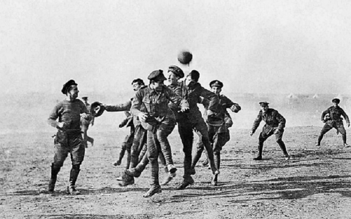 Những người lính chơi đá bóng trên "vùng đất không người" trong cuộc đình chiến dịp Giáng sinh năm 1914. (Ảnh: History)