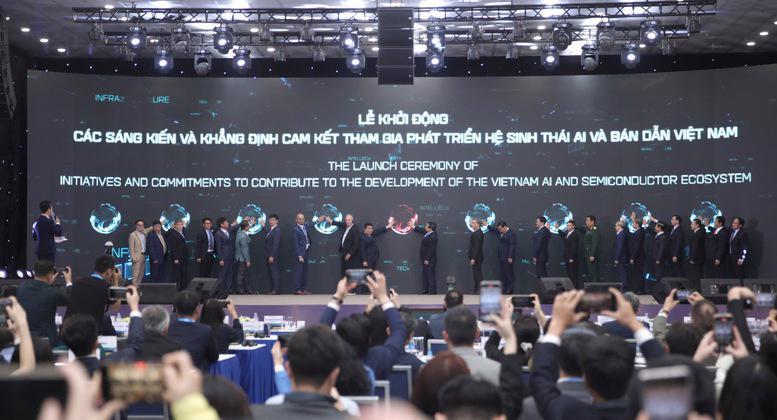 Thủ tướng Phạm Minh Chính, Phó Thủ tướng Nguyễn Chí Dũng tham gia lễ khởi động các sáng kiến và khẳng định cam kết tham gia phát triển hệ sinh thái AI và bán dẫn Việt Nam - Ảnh: VGP/Nhật Bắc.