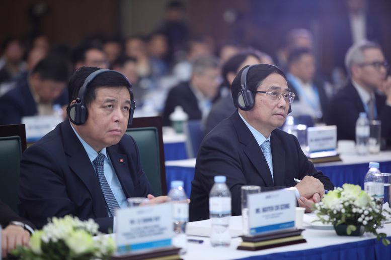 Thủ tướng Phạm Minh Chính và Phó Thủ tướng Nguyễn Chí Dũng nghe thảo luận tại Diễn đàn. Ảnh: VGP/Nhật Bắc.