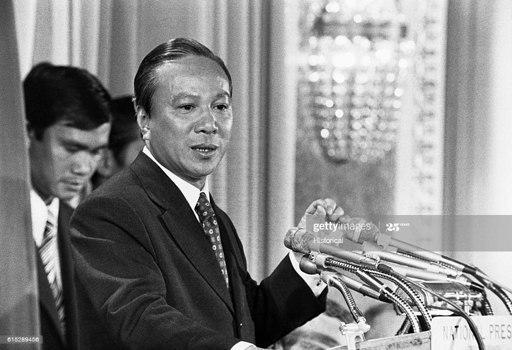 Tổng thống Nguyễn Văn Thiệu đã sa vào vũng lầy mê tín dị đoan như thế nào?