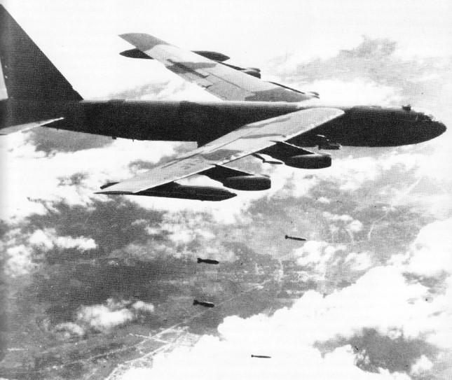 Sử gia Mỹ nhìn nhận về B - 52 bị bắn rơi và Tác động chiến lược của nó - Ảnh 2.