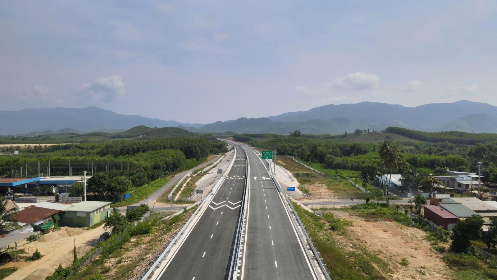 Cao tốc Vân Phong - Nha Trang (Dự án Xây dựng công trình đường bộ cao tốc Bắc Nam phía Đông giai đoạn II) thông xe 70/83 km ngày 19/4/2025. Ảnh: Tiến Hiếu.