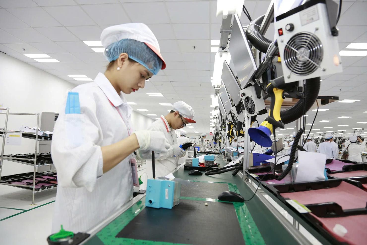 Lắp ráp thiết bị điện tử tại khu công nghệ cao Hòa Lạc, Hà Nội.