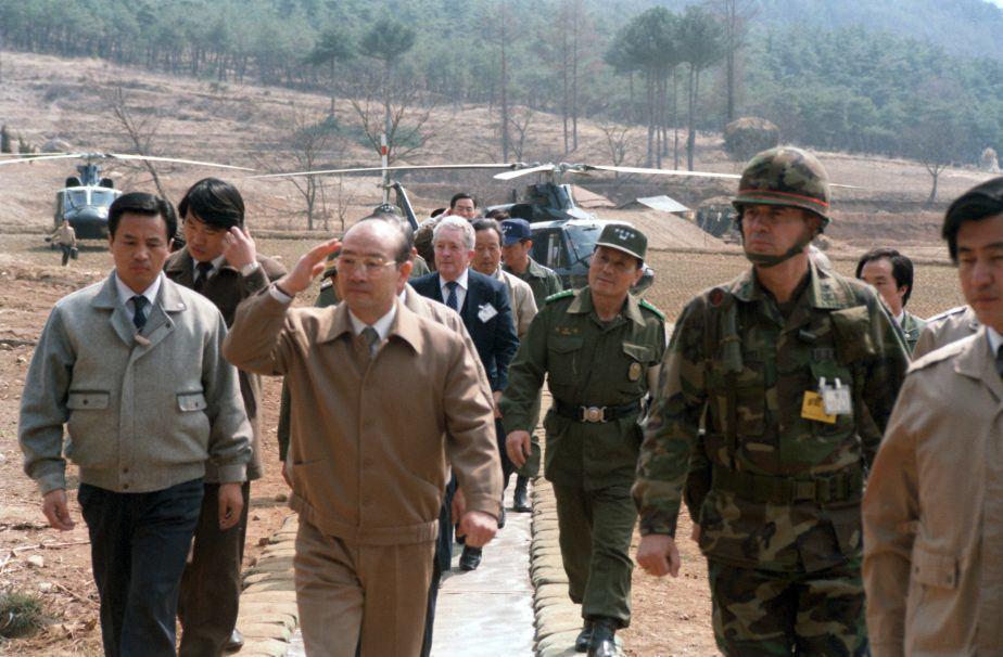 Ông Chun Doo-hwan (giữa) trong giai đoạn nắm quyền lực ở Hàn Quốc. Ảnh: Bộ Quốc phòng Mỹ.