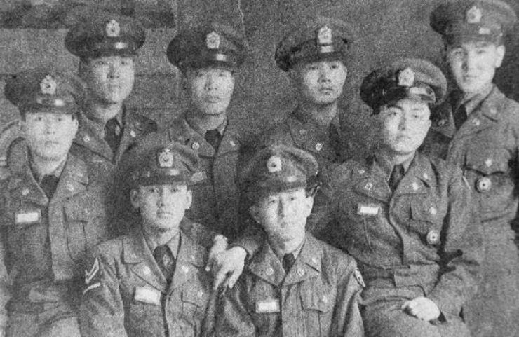 Chun Doo-hwan (hàng hai, thứ hai từ phải sang) khi còn theo học tại Học viện Quân sự Hàn Quốc. Những người bạn mà Chun quen trong giai đoạn góp phần giúp cuộc đảo chính năm 1979 thành công. Ảnh: Korea Times.