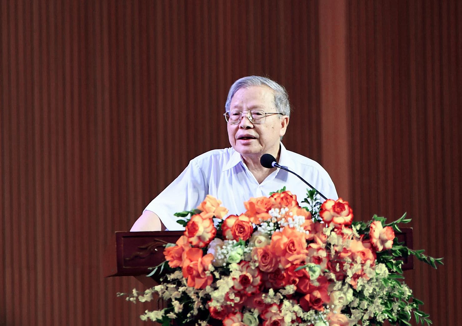 GS.TS. Nguyễn Trọng Chuẩn trình bày tham luận tại Hội thảo.