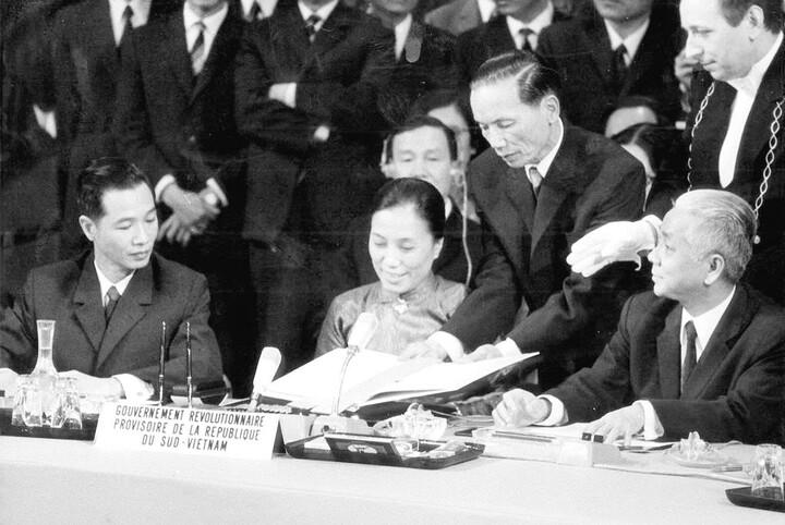 Bộ trưởng Ngoại giao Chính phủ Cách mạng lâm thời Cộng hòa miền Nam Việt Nam Nguyễn Thị Bình ký Hiệp định Paris về chấm dứt chiến tranh, lập lại hòa bình ở Việt Nam, ngày 27/1/1973, tại Trung tâm hội nghị quốc tế ở Thủ đô Paris (Pháp). (Ảnh: Tư liệu)