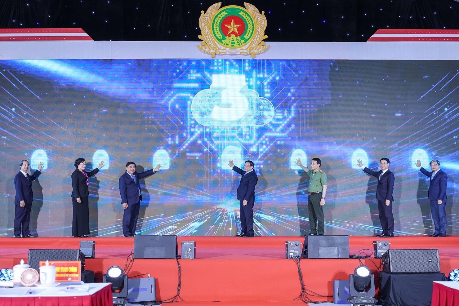 Thủ tướng v&agrave; c&aacute;c đại biểu ấn n&uacute;t khai trương Trung t&acirc;m dữ liệu quốc gia số 1. Ảnh: VGP/Nhật Bắc