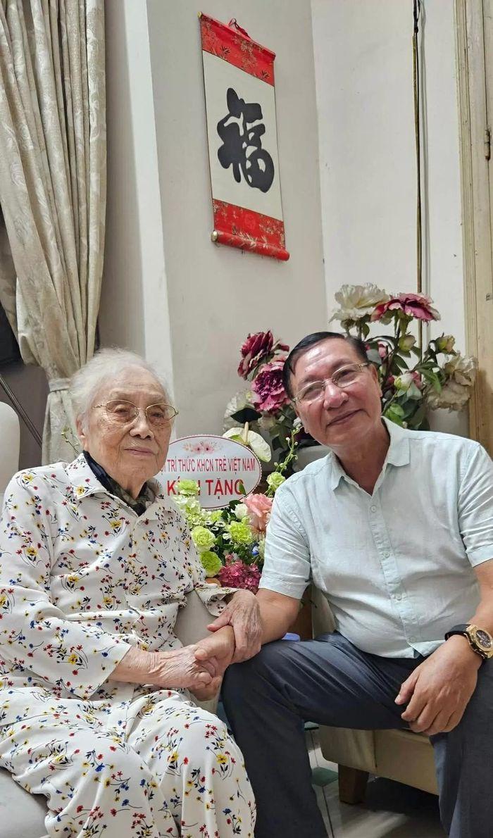 Nguyên Phó Chủ tịch nước Nguyễn Thị Bình và Đại sứ Nguyễn Quang Khai. (Ảnh: TGCC)