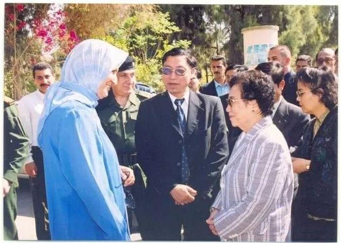 Đại sứ Nguyễn Quang Khai tháp tùng và là phiên dịch cho Phó Chủ tịch nước Nguyễn Thị Bình trong chuyến thăm Iraq năm 2002. (Ảnh: TGCC)