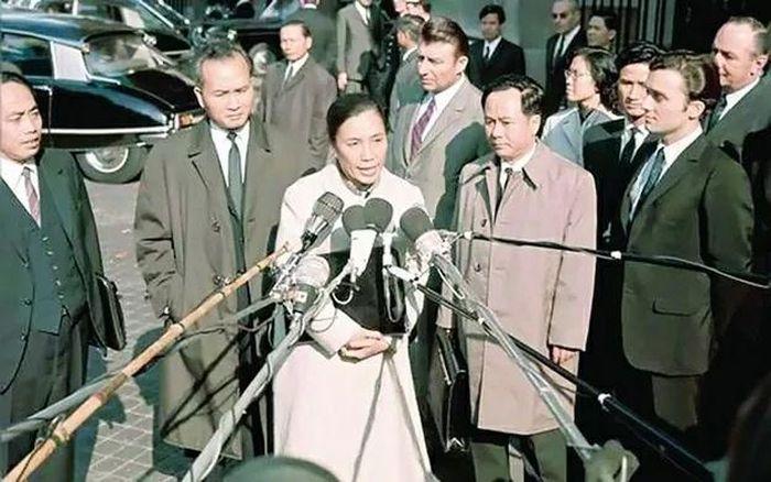 Bà Nguyễn Thị Bình trả lời phỏng vấn báo chí sau khi ký kết Hiệp định Paris năm 1973. (Ảnh: Tư liệu)