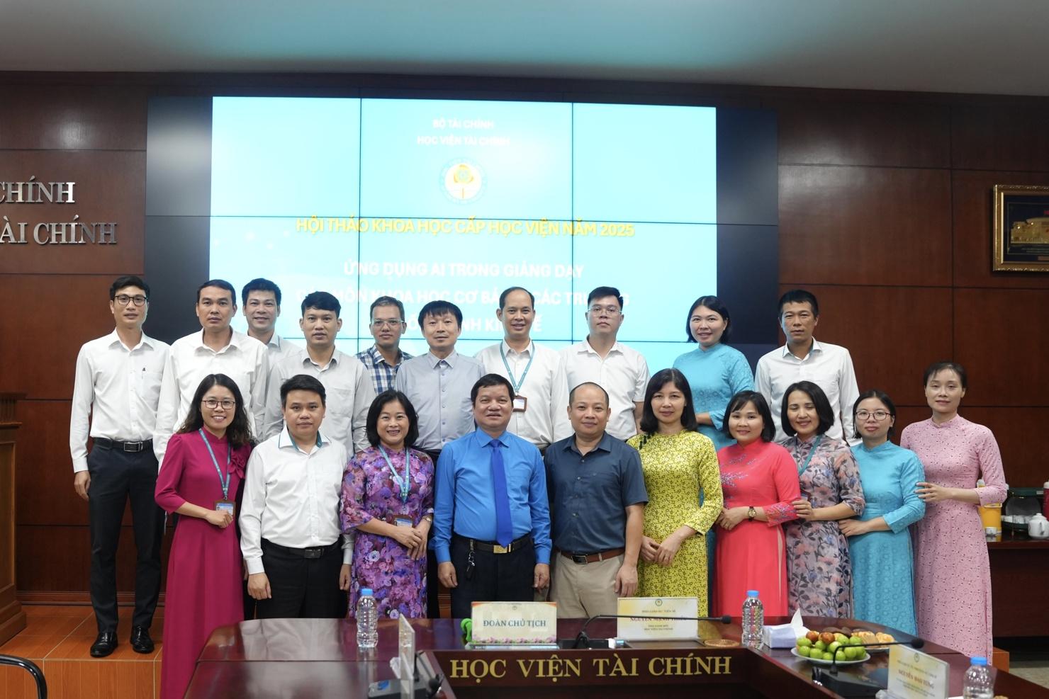 Các đại biểu tham dự Hội thảo.