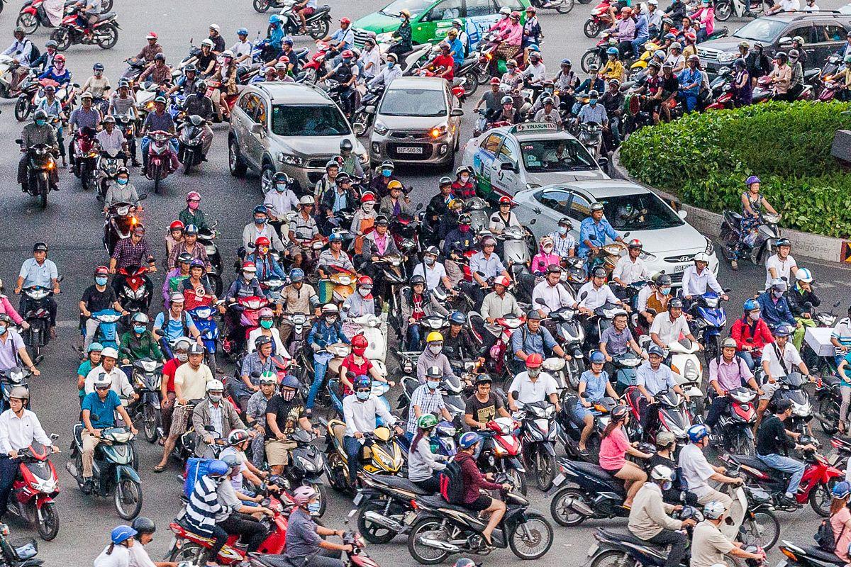 Cái tình lấn át cái lý và sự méo mó của các mối quan hệ xã hội