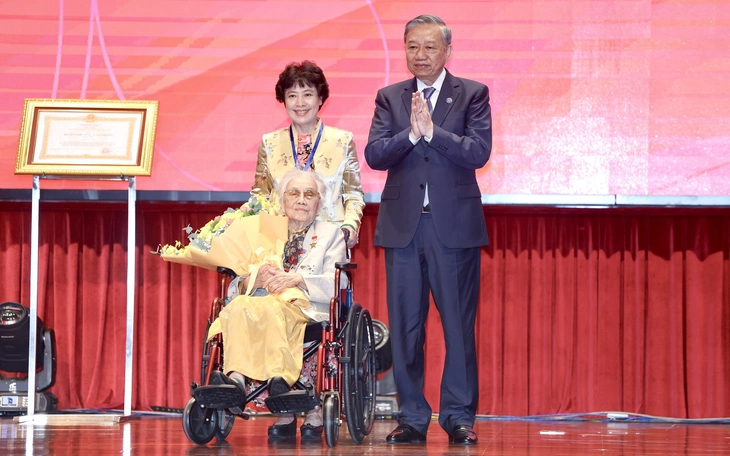 Bà Nguyễn Thị Bình là đại biểu cao tuổi nhất tham dự Đại hội Thi đua yêu nước - Ảnh 2.