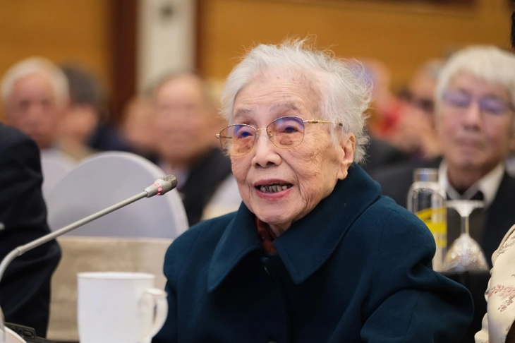 Bà Nguyễn Thị Bình là đại biểu cao tuổi nhất tham dự Đại hội Thi đua yêu nước - Ảnh 1.